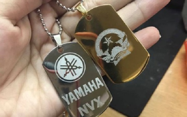 Khắc chữ lên thẻ quân nhân, thẻ bài dogtag quân đội Mỹ