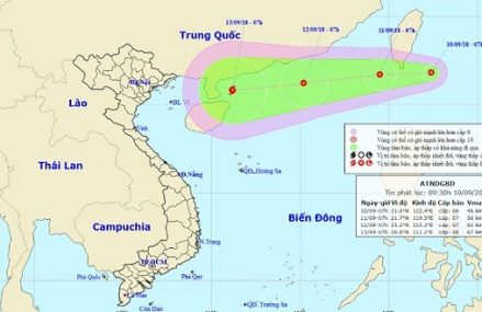 Siêu bão MANGKHUT cùng áp thấp nhiệt đới đang hướng vào Biển Đông